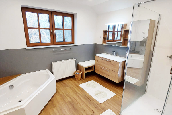 Bathroom with wood-effect vinyl flooring
