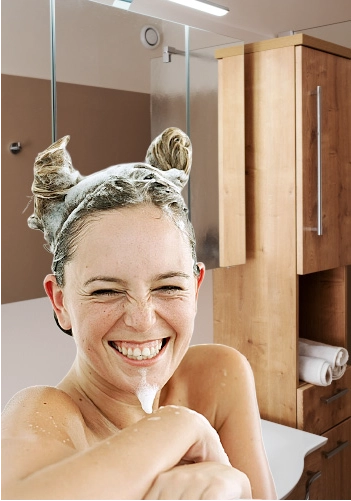 bazuba frau badezimmer